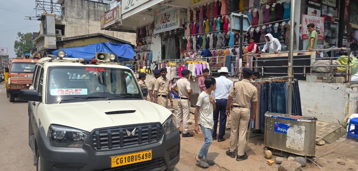 मालवीय रोड में लगातार तीसरे दिन अतिक्रमण के खिलाफ यातायात पुलिस की कार्रवाई