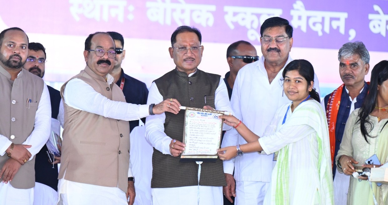 शिक्षा जीवन में आगे बढ़ने का सबसे सशक्त माध्यम : मुख्यमंत्री साय,, बेमेतरा में शिक्षक सम्मान समारोह, 81 सेवानिवृत्त शिक्षक और 42 मेधावी विद्यार्थी सम्मानित