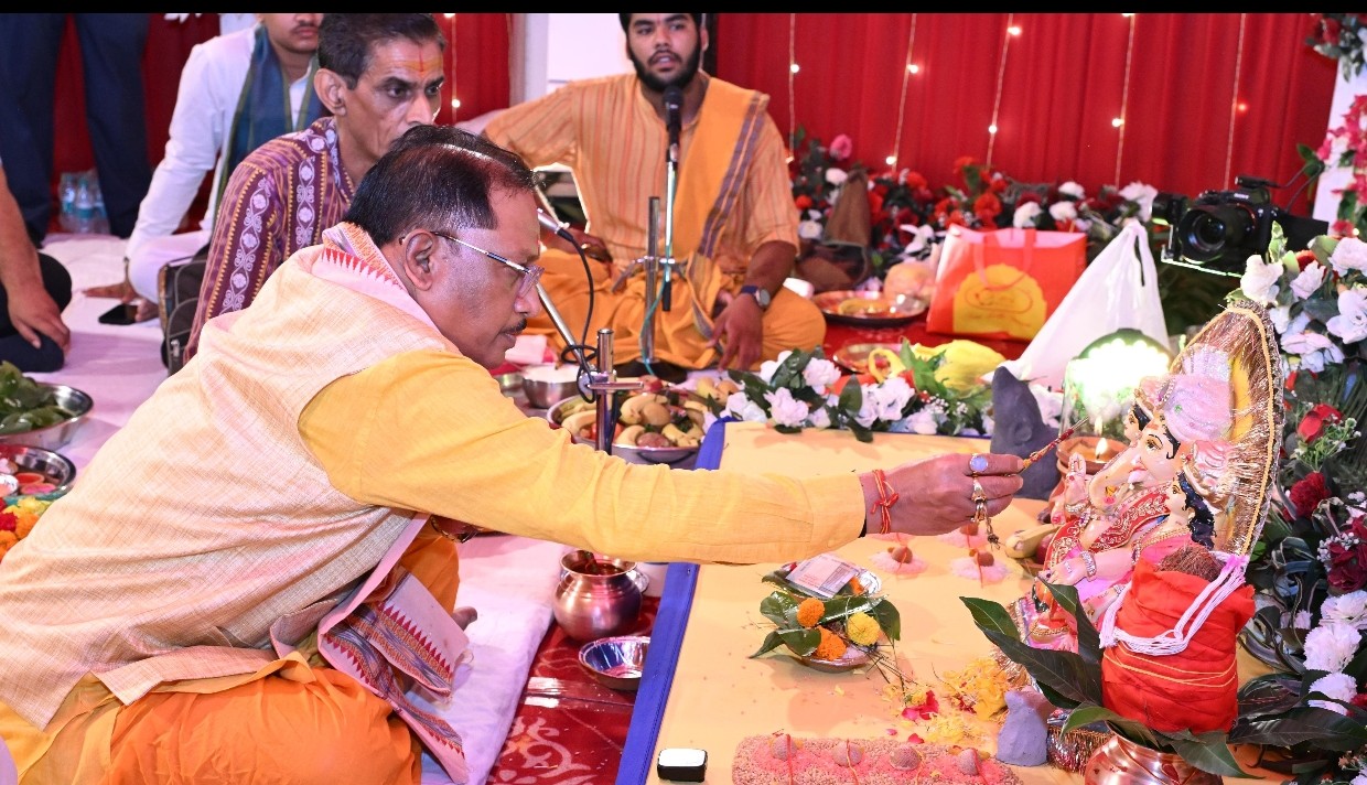 मुख्यमंत्री निवास में विराजे भगवान गणेश, सीएम साय ने परिवार के साथ की पूजा-अर्चना