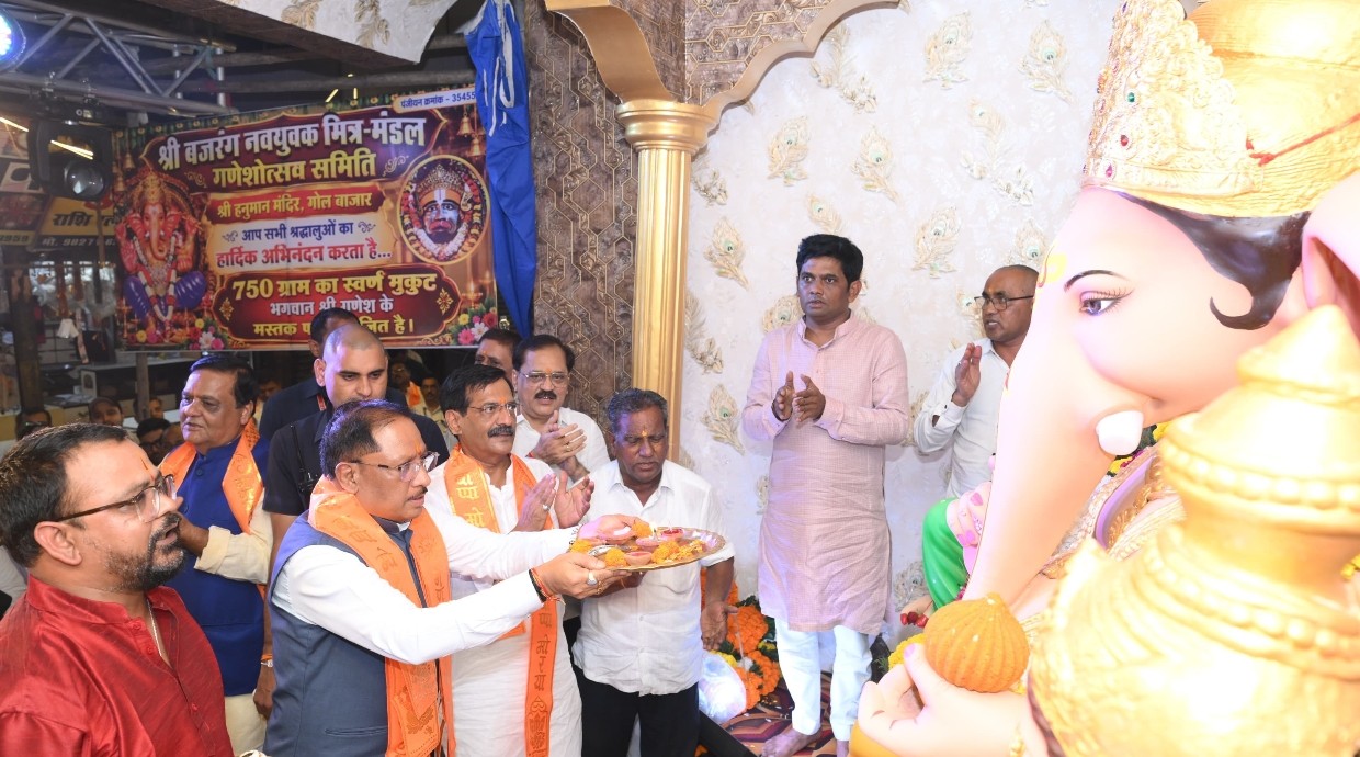 117 वर्षों से चली आ रही गणेशोत्सव की परंपरा में शामिल हुए मुख्यमंत्री श्री विष्णु देव साय, गोल बाजार में विराजे विघ्नहर्ता के किए दर्शन-पूजन, प्रदेश की सुख-समृद्धि और खुशहाली की कामना की
