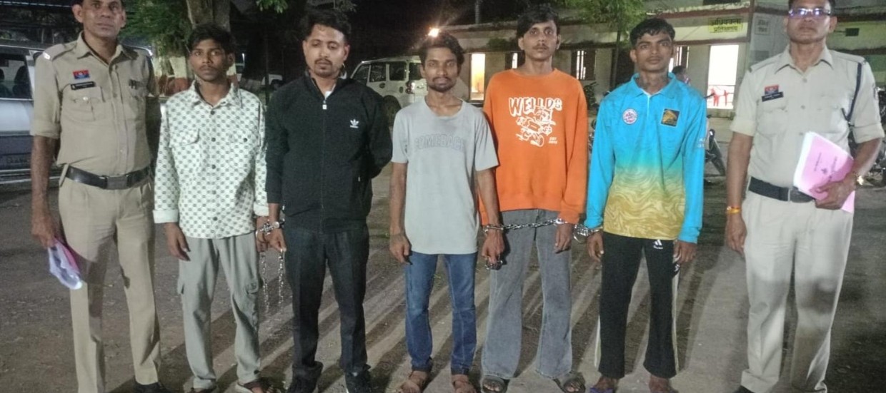 पुरानी बस्ती और टिकरापारा में लूट करने वाले पांच आरोपी गिरफ्तार, नाबालिग समेत छह पुलिस गिरफ्त में लूट में इस्तेमाल एक्टिवा और KTM समेत 2.50 लाख रुपये के दो वाहन जब्त