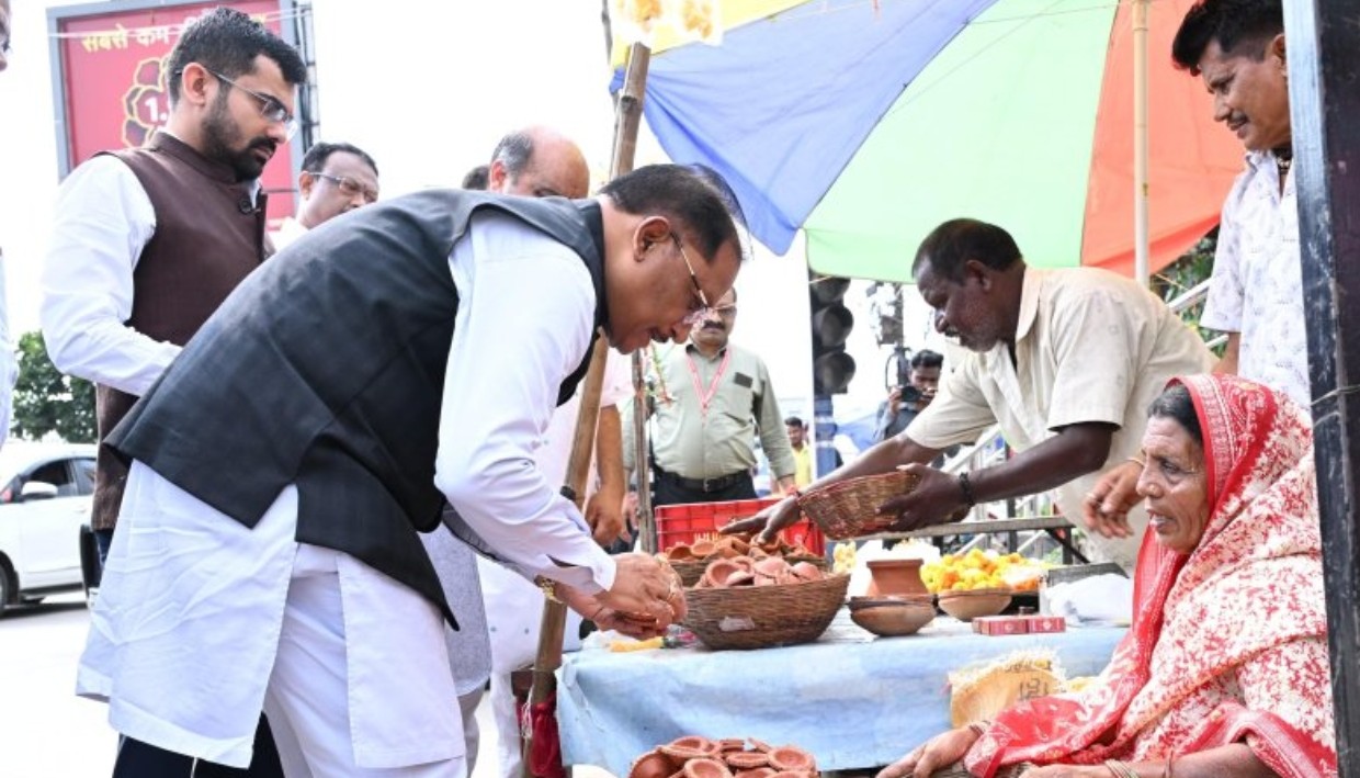 सड़क किनारे दीये बेच रही मीरा के पास अचानक पहुंचे सीएम साय, खरीदा ‘आशीर्वाद का दीया’एक हजार रुपये देकर किया श्रम और स्वावलंबन का सम्मान, योजनाओं का लाभ मिलने पर जताई खुशी
