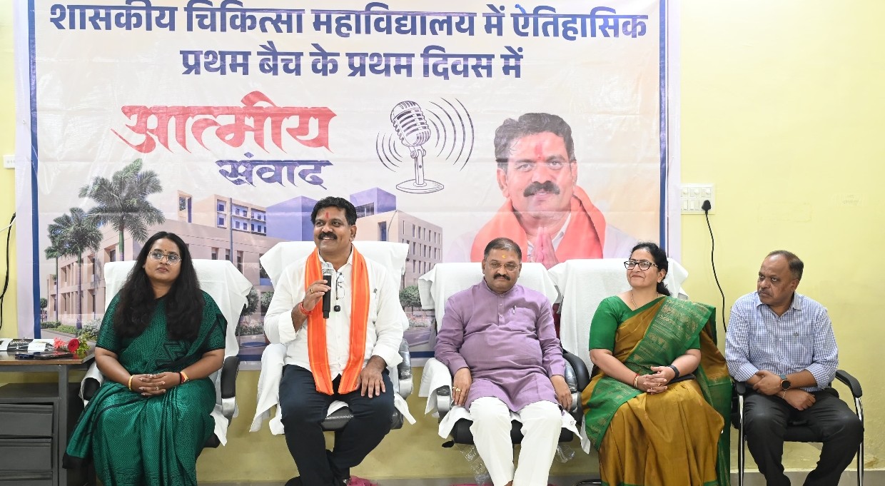 मेडिकल कॉलेज कवर्धा में प्रथम बैच की पढ़ाई शुरू विजय शर्मा बोले- डॉक्टर बनना मंजिल नहीं, समाज की सेवा करना असली लक्ष्य
