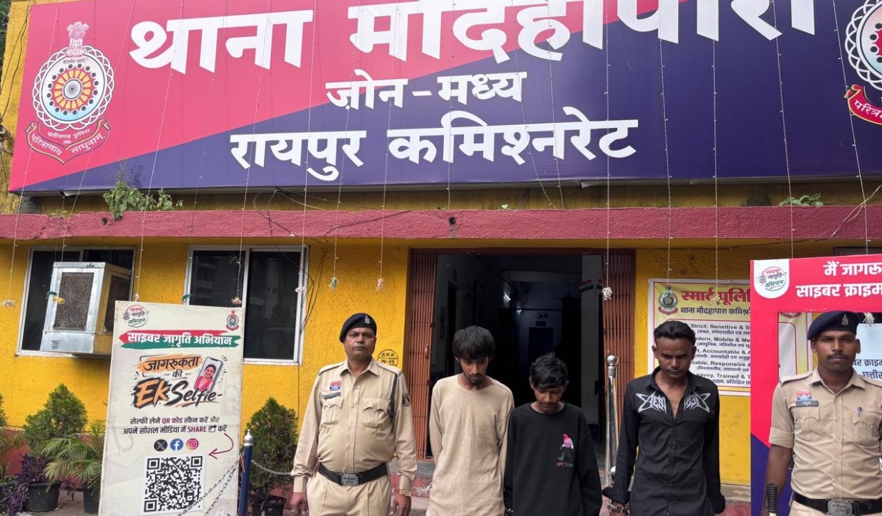 गुंडागर्दी, अवैध वसूली, चाकू लेकर घूमने एवं अवैध शराब के विरुद्ध मध्य जोन पुलिस की सख्त कार्यवाही,विगत दो दिनों में 10 बदमाशों को किया गिरफ्तार 07 आरोपियों से धारदार चाकू बरामद, 01 आर्म्स एक्ट का स्थाई वारंटी गिरफ्तार, 01 अवैध शराब एवं 01 गुंडागर्दी के मामलों में की गई कार्यवाही