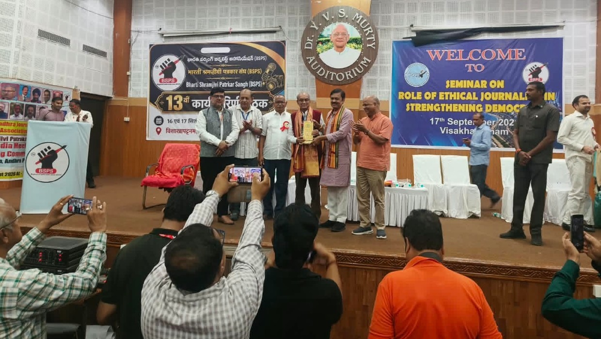 आसिफ़ इक़बाल लाइफ टाइम एचीवमेंट एवार्ड से सम्मानित,,,,