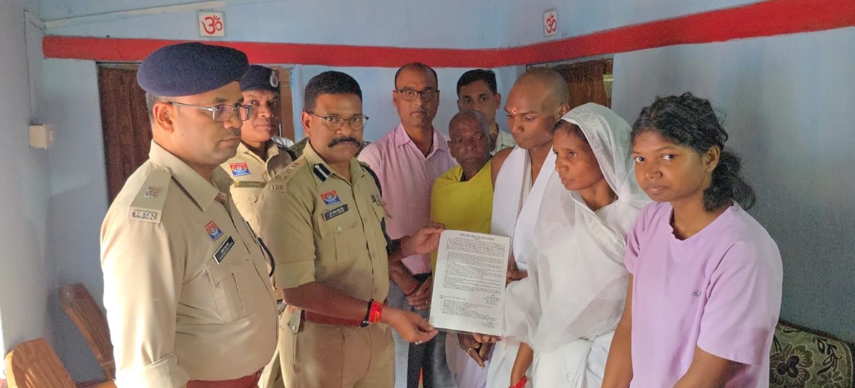 दिवंगत आरक्षक के पुत्र को अनुकंपा नियुक्ति, तेरहवीं के दिन एसएसपी ने सौंपा नियुक्ति पत्र