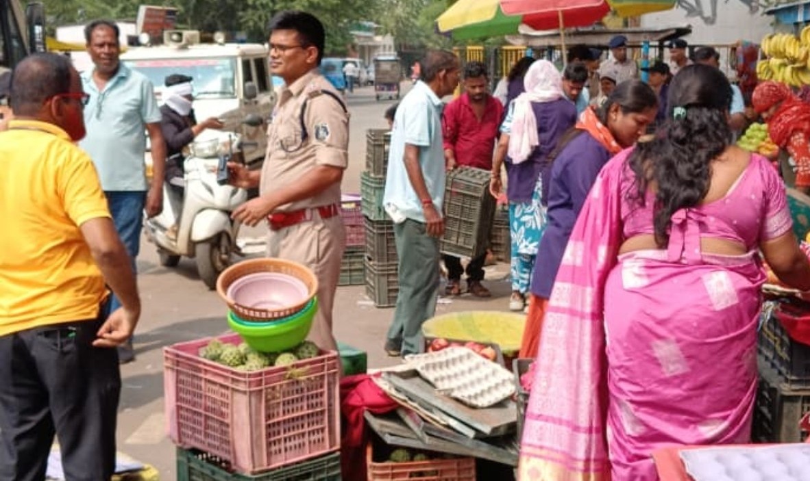 पचपेड़ी नाका और एमएमआई अंडरब्रिज से हटाया गया अतिक्रमण, बसों के लिए रास्ता साफ,डीसीपी ट्रैफिक डॉ. अर्चना झा की पहल पर यातायात पुलिस और नगर निगम की संयुक्त कार्रवाई, अब निर्धारित स्थल पर रुक सकेंगी बसें
