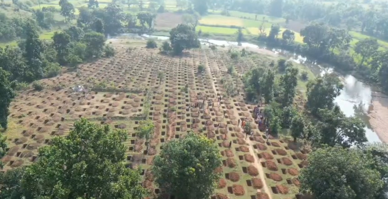 मरवाही के डोंगरी टोला में निर्मित 3 हजार कंटूर ट्रेंच बनेंगे जल संरक्षण का मजबूत आधार, 250 परिवारों को मिलेगी राहत जल संरक्षण के साथ रोजगार का भी सृजन, निर्माण कार्य से ग्रामीणों को मिला 3166 मानव दिवस रोजगार
