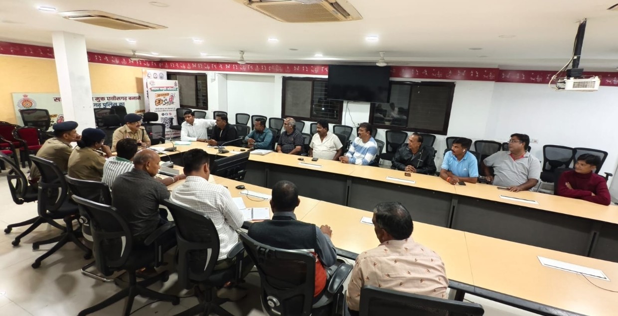 दीपावली पर पटाखा दुकानों की सुरक्षा को लेकर पुलिस सख्त, व्यवसायियों को दिए निर्देश,, ईदगाहभाठा मैदान में दुकान लगाने वाले कारोबारियों की बैठक में अग्नि सुरक्षा और नियमों के पालन पर जोर