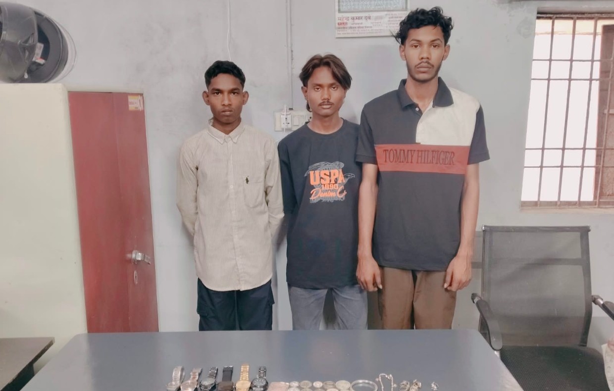 डंगनिया में सूने मकान का ताला तोड़कर चोरी करने वाले तीन आरोपी गिरफ्तार,, डेढ़ लाख रुपये के सोने-चांदी के आभूषण, छह घड़ियां और वारदात में प्रयुक्त पल्सर बाइक जब्त, दो आरोपी पहले भी जा चुके हैं जेल